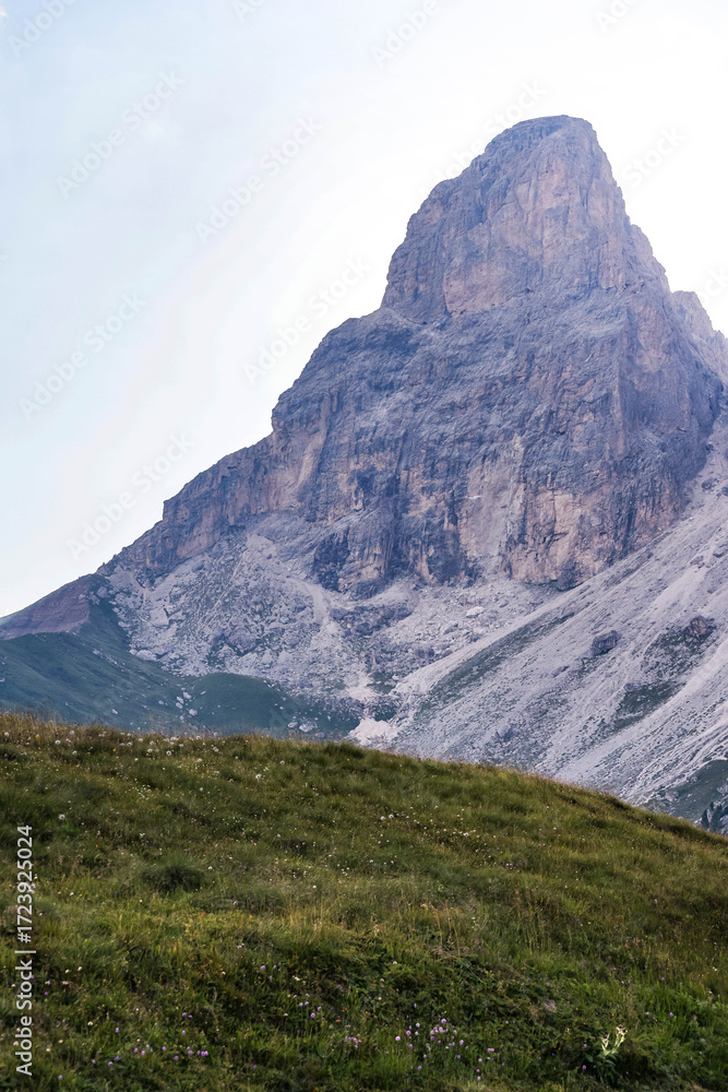 Obraz premium Luz sobre los picos alpinos · Light over alpine peaks · Licht über den Alpengipfeln