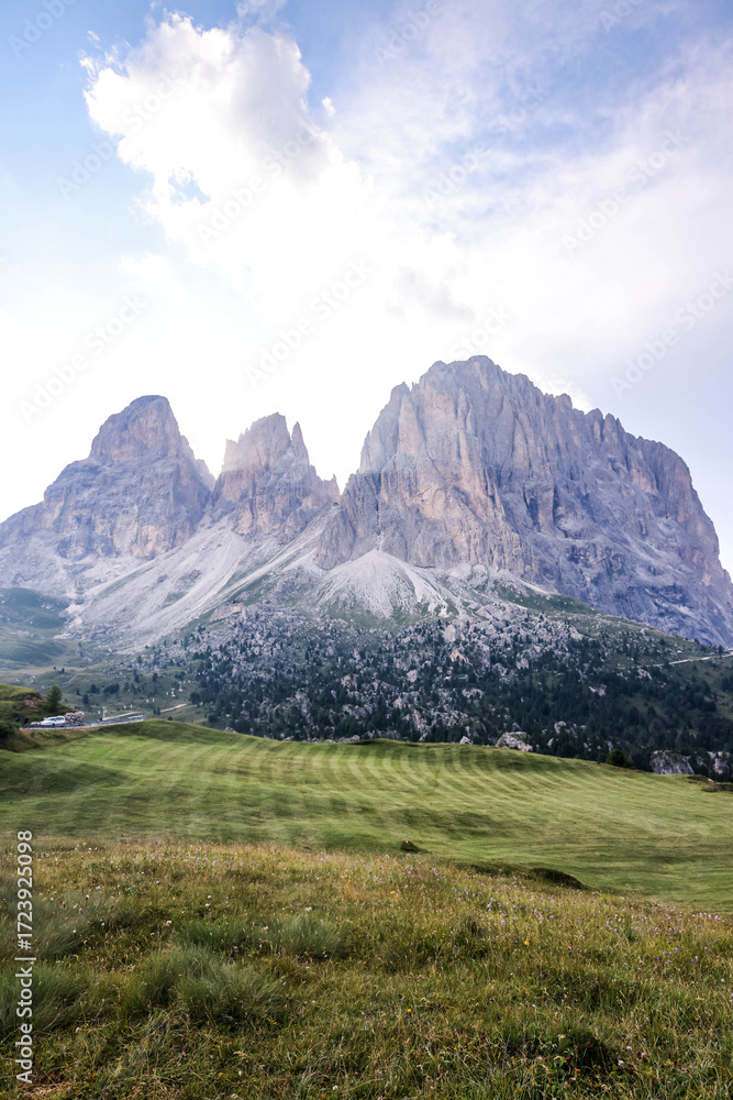 Fototapeta premium Luz sobre los picos alpinos · Light over alpine peaks · Licht über den Alpengipfeln