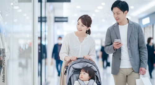 ショッピングモールで買い物をする家族