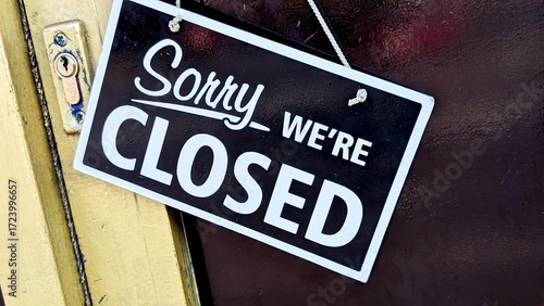 Canvas-taulu A black and white Sorry We're Closed sign hanging on a door, a simple concept
