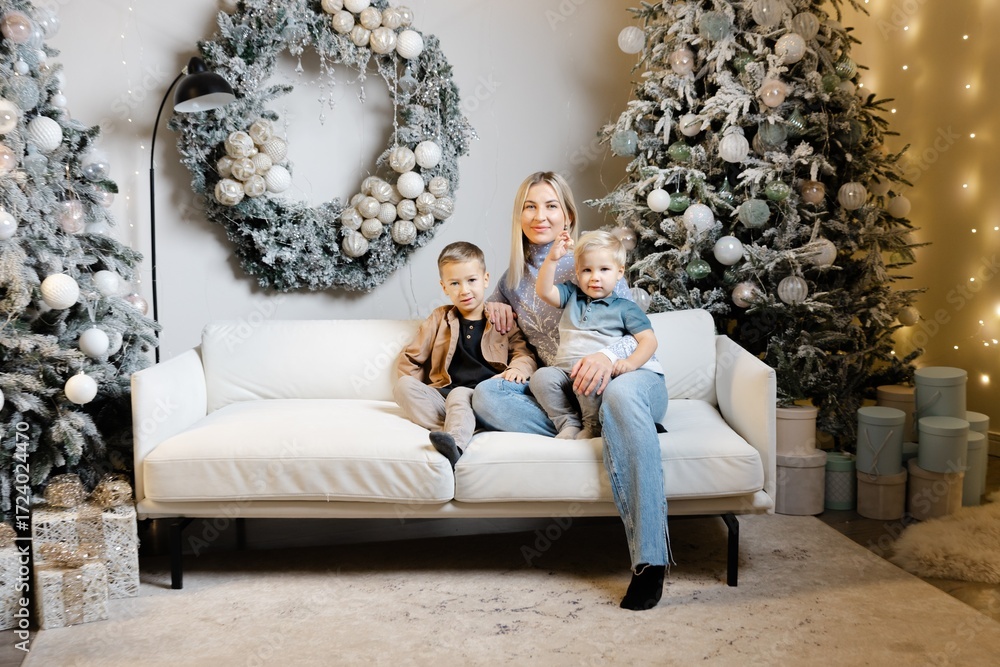 Obraz premium Mother posing with children for christmas photo