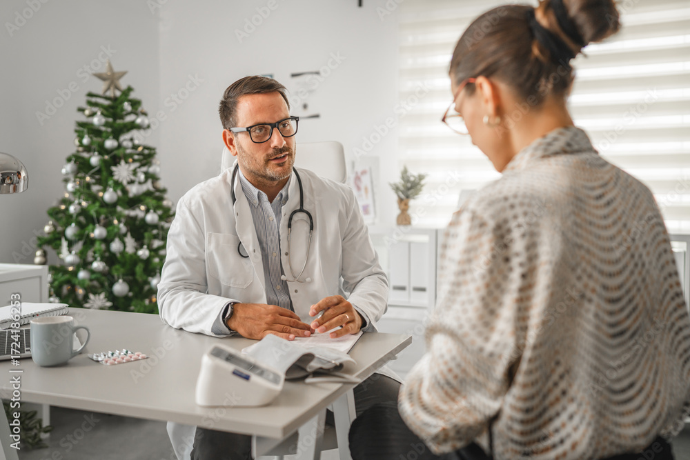 Obraz premium Patient consulting doctor and checking blood pressure
