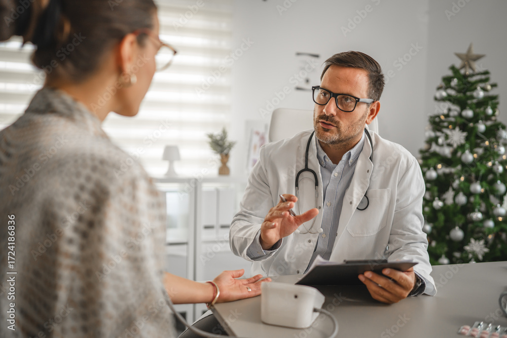 Obraz premium Doctor discussing diagnosis with patient during consultation