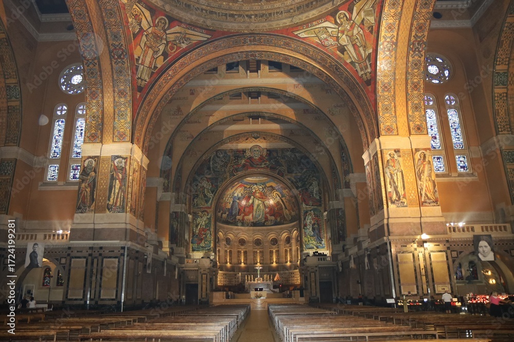 Obraz premium Basilique Sainte Thérèse de Lisieux, de style romano-byzantin, et construite au 20ème siècle, intérieur de la basilique, ville de Lisieux, département du Calvados, France