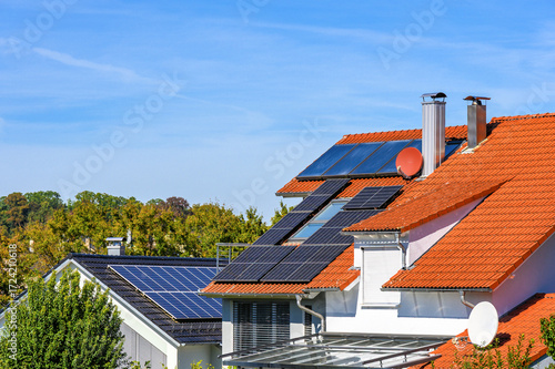 Moderne Wohnhäuser mit Solaranlagen