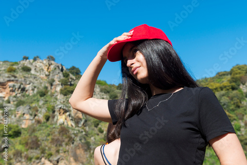 mujer morena modelo posando en la montaña españa 2025 22 años 
