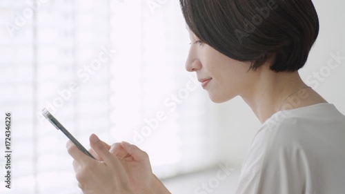 スマホを使う女性