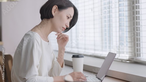 カフェで仕事する女性