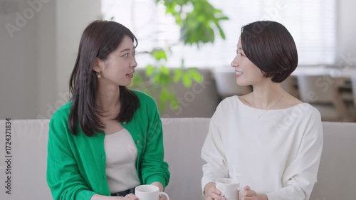 会話する女性たち