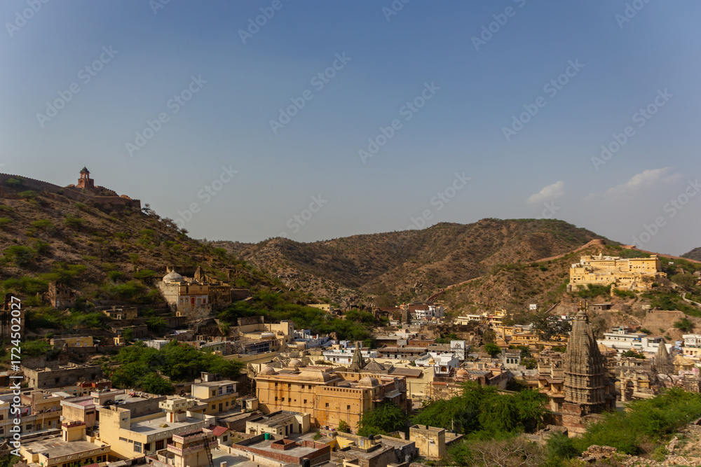 Obraz premium Historical Town Nestled in Arid Hills of Rajasthan with an Ancient Fortification Wall