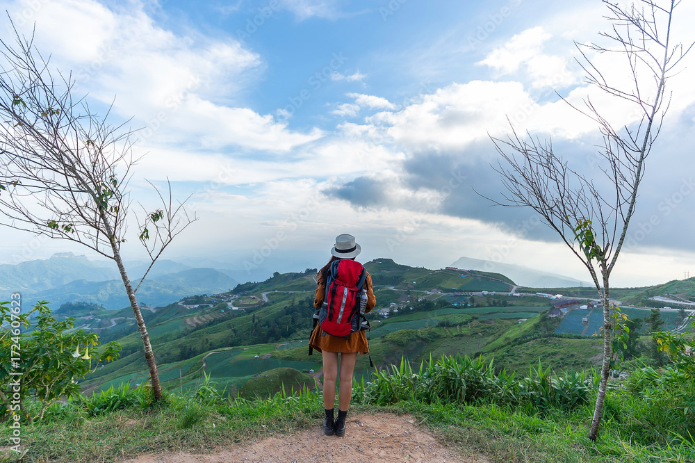 Naklejka premium Hiker woman feeling victorious facing on the mountain and celebrate success together on mt summit