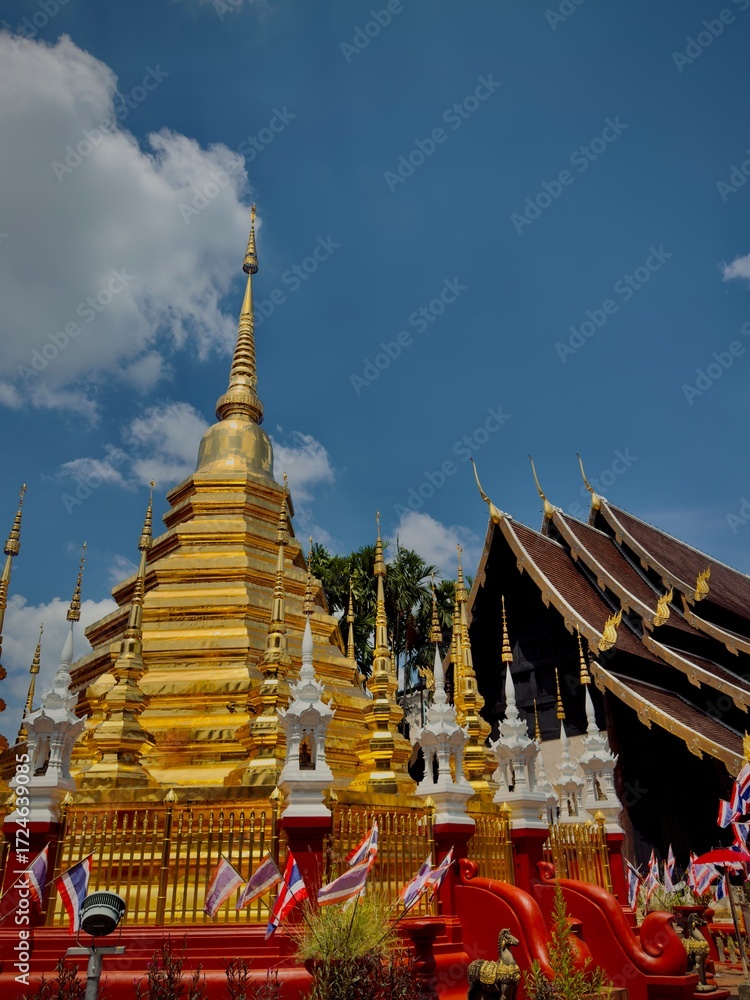 Fototapeta premium Wat Phra That Doi Kham, Chiang Mai | Famous Golden Pagoda and Buddha Statue