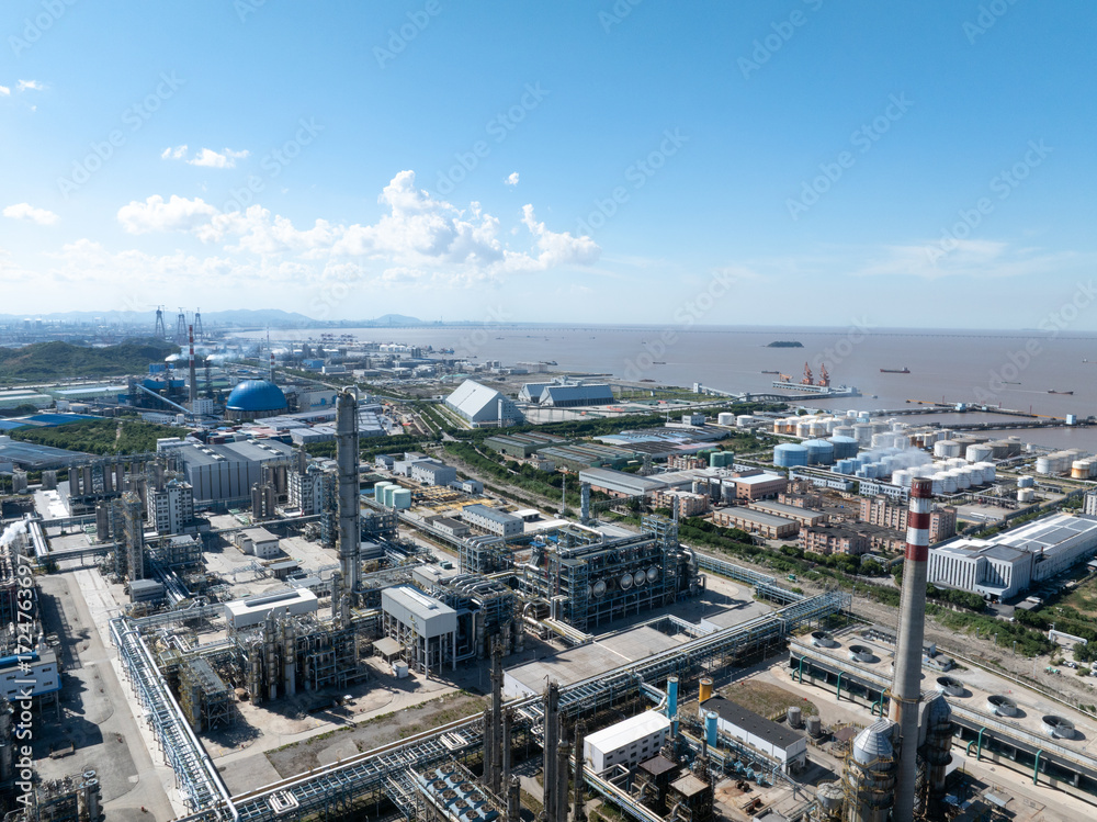 Obraz premium Aerial view of a large chemical plant