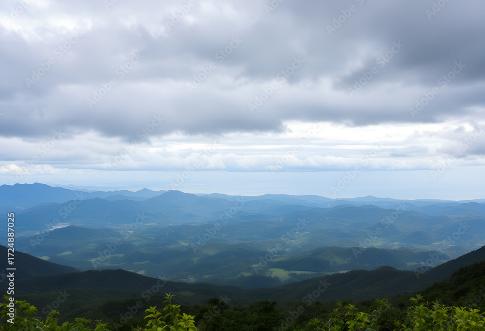 Fototapeta premium Overlook of Mountain Range Under Cloudy Sky