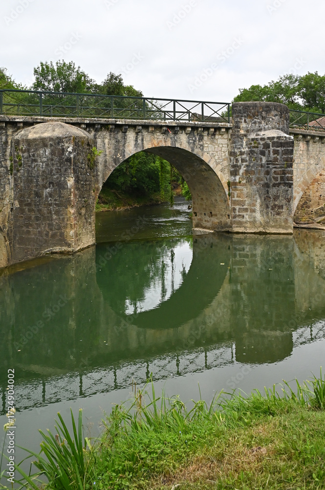 Fototapeta premium Reflets dans l'eau du pont de Bergouey-Viellenave
