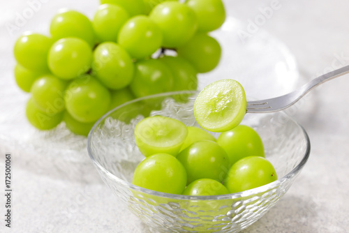 シャインマスカット　Shine Muscat (Green Seedless Grapes)