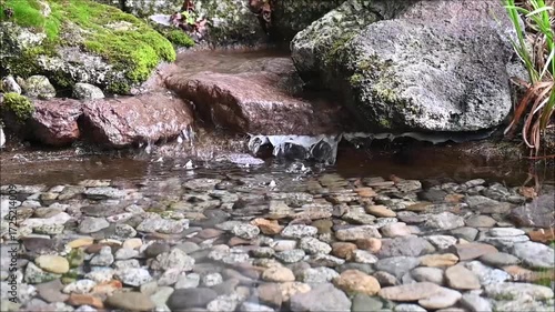 水の流れる音