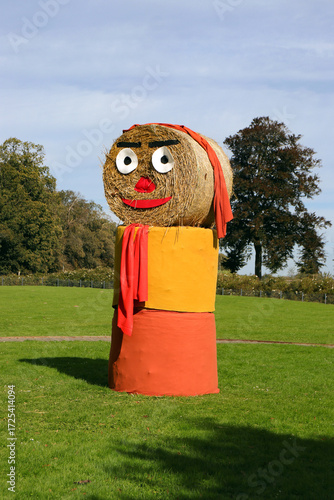 strohballenfigur in herbsfarben