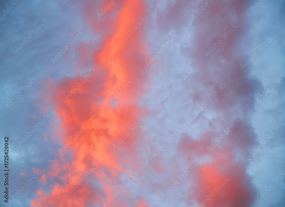 Naklejka premium Dramatic sky with beautiful pink and orange clouds at sunset.