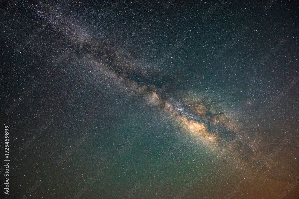 Obraz premium The midnight Milky Way starry sky at Queya Mountain in Heyuan, Guangdong