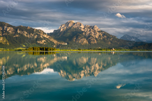 Bild auf Leinwand Neuschwanstein, Hohenschwangau und Säuling in der Abendsonne hinter der Forggens