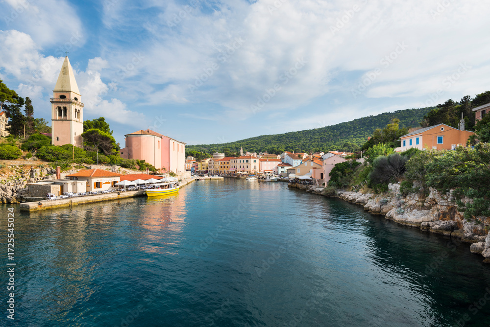 Naklejka premium Hafen und Altstadt des Küstenstädtchen Veli Lošinj mit der Kirche S. Antonio Abate, Lošinj, Kvarner Bucht, Kroatien