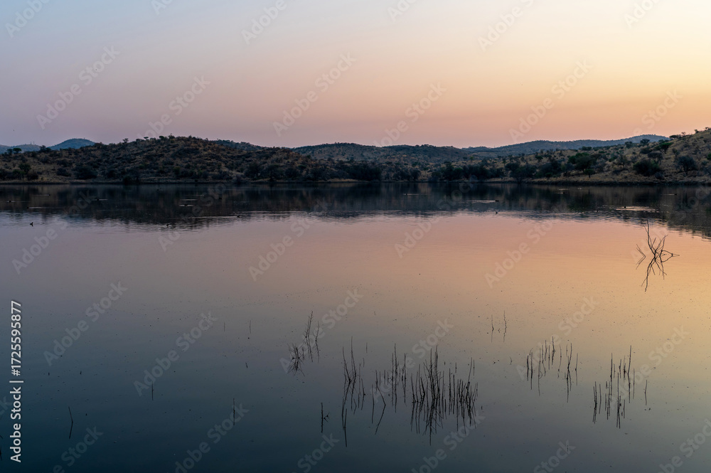 Fototapeta premium Lac au lever du jour