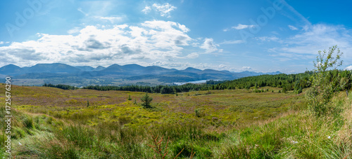 Loch Garry – 100-Megapixel-Panorama mit Blick auf Meall nan Rudhag, Glas Bheinn und Meall Tarsuinn in den schottischen Highlands, aufgenommen im August 2025 bei sonnigem Wetter  