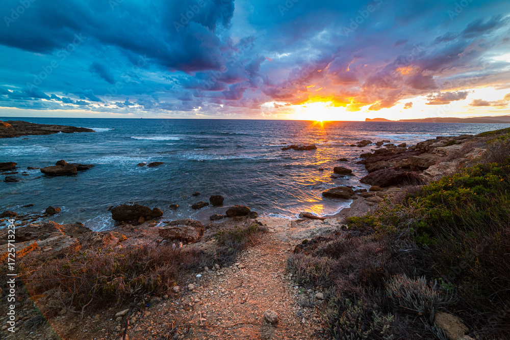 Obraz premium Dramatic sky over the sea at sunset