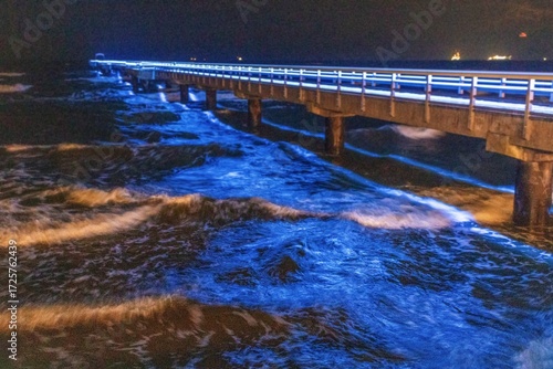 ahlbeck, deutschland - seebrücke in der ostsee bei nacht