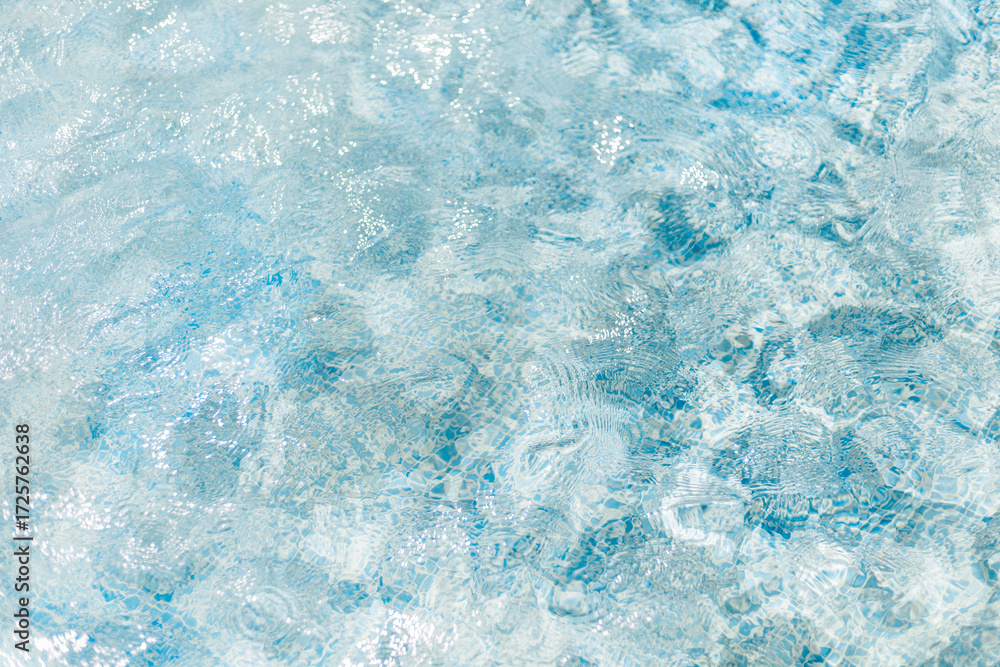 Naklejka premium Clear and calm water glistens under sunlight, creating gentle ripples across a tranquil surface, conveying a sense of peace and relaxation