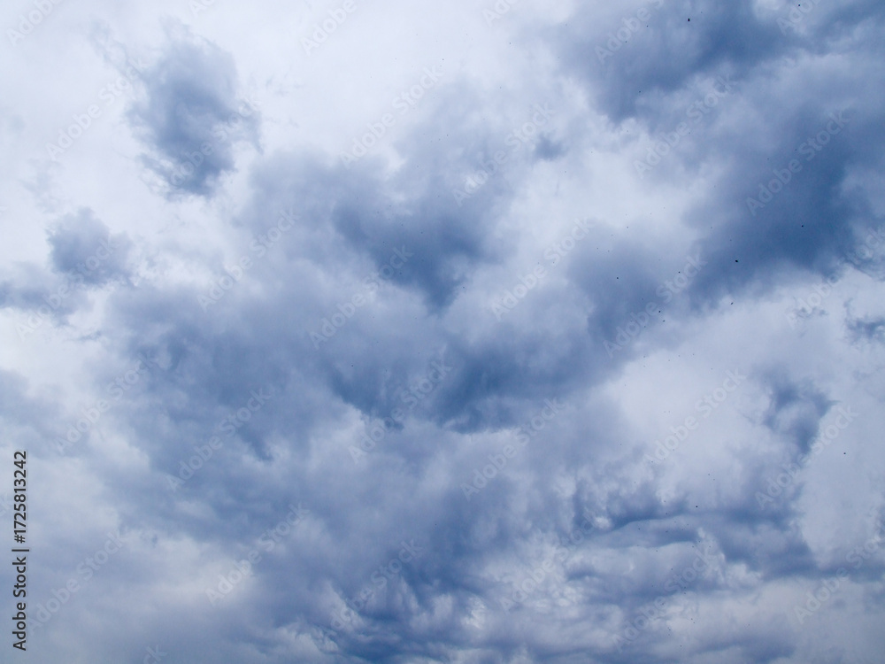 Obraz premium Overcast Sky with Dark, Dramatic Clouds