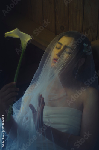 retrato artistico mujer con velo y flores blancas, inetior