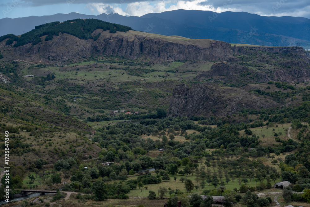 Obraz premium Panoramic Canyon View in Mountainous Region with Overcast Sky