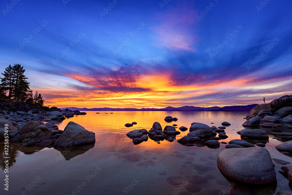 Obraz premium A spectacular sunset over Lake Tahoe at Sand Harbor State Park in Nevada, USA.