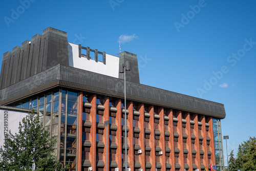 Foto Modern architecture showcases unique design elements of a public building in a s