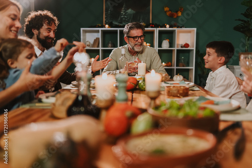 Quadro su tela Family enjoying thanksgiving dinner together at home