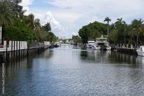Fort Lauderdale è una città costiera situata in Florida, a nord di Miami, lungo l'Oceano Atlantico