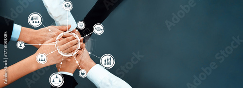 Foto A close-up view of diverse hands coming together in unity, symbolizing collaboration and teamwork in a professional setting, promoting trust and partnership