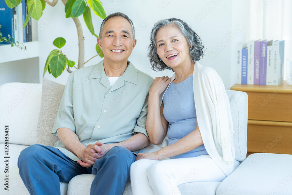 Obraz premium リビングでくつろぐシニア夫婦