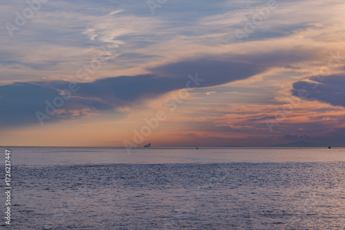 真夏の夕暮れの海