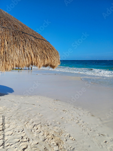 Mexico, Cancun, straw umbrella on the beach