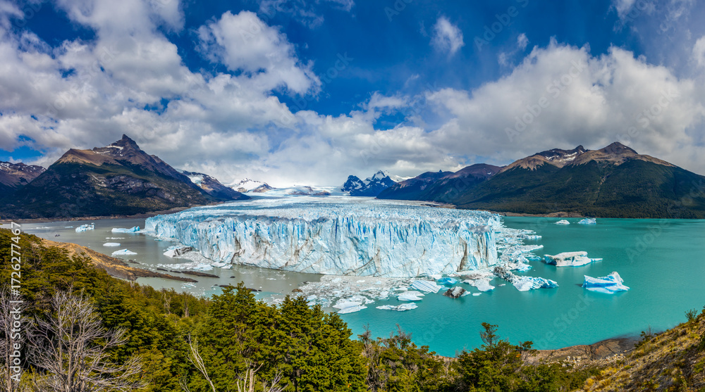 Obraz premium Perito Moreno Glacier high resolution wide angle panoramic landscape mountain summit in argentinian Patagonia. Iconic landscape of El Calafate famous glacier in South America, Argentina