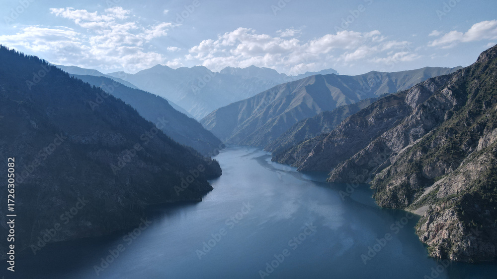 Obraz premium a beautiful mountain lake. a lake in the mountains