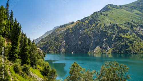 Fotografie a beautiful mountain lake. a lake in the mountains