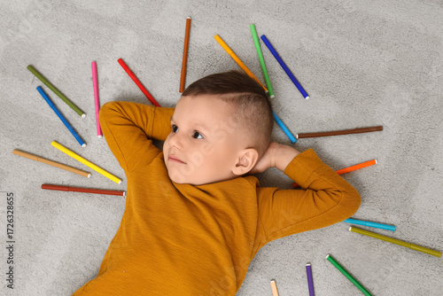 Cute little boy with felt-t...