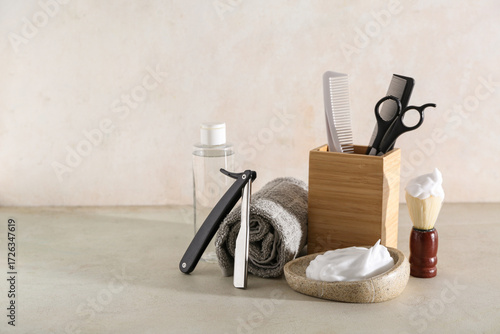 Set of shaving accessories ...