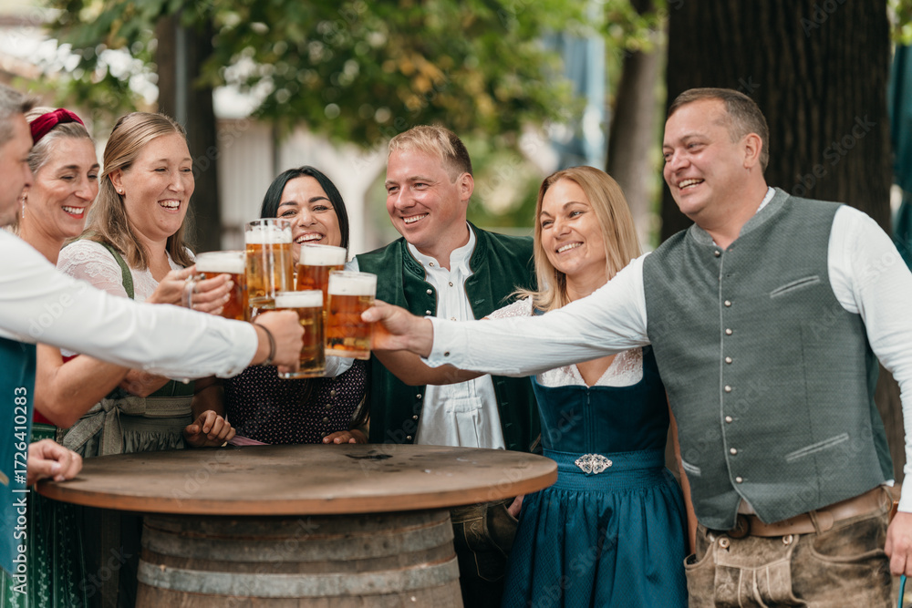 Obraz premium Friends enjoy beer mugs in traditional Bavarian beer garden celebrating German culture friendship Oktoberfest leisure and festive heritage