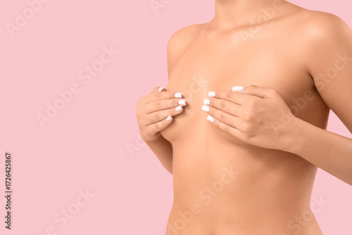 Beautiful naked woman on pi...