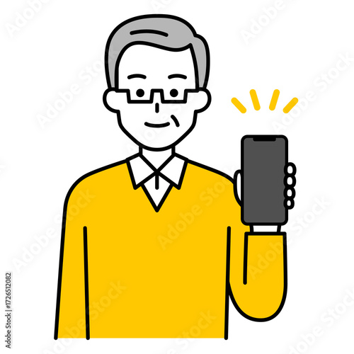スマートフォンを手に持って見せる年配の男性